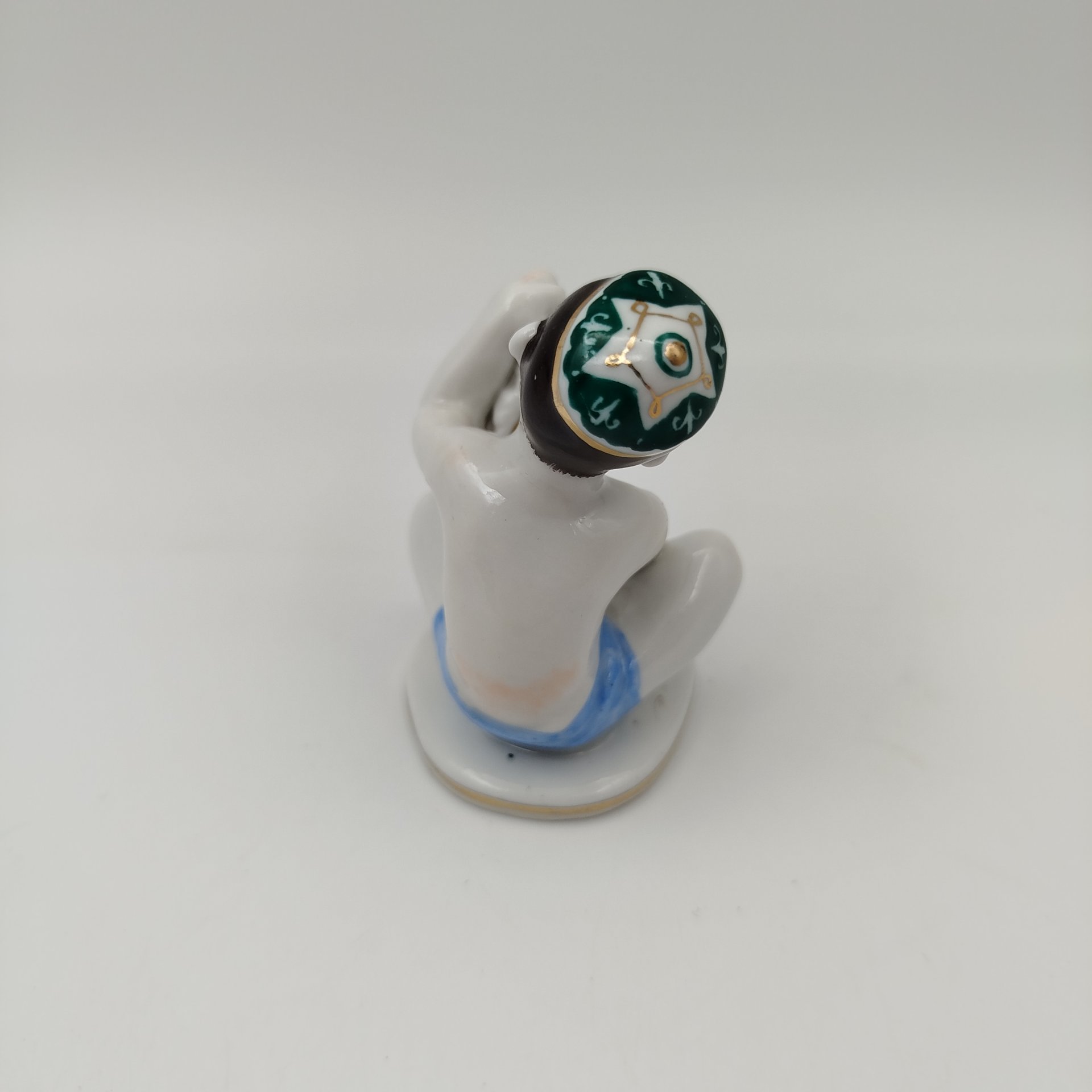 Статуэтка "Мальчик с виноградом" из серии "Счастливое детство", скульптор Г.С. Столбова, художник Е.Н. Лупанова, фарфор, роспись, золочение, Ленинградский фарфоровый завод (ЛФЗ), СССР, 1950-1960 гг.