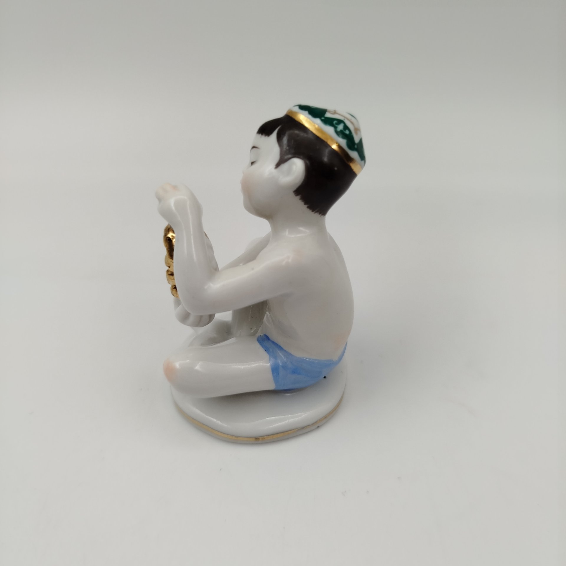 Статуэтка "Мальчик с виноградом" из серии "Счастливое детство", скульптор Г.С. Столбова, художник Е.Н. Лупанова, фарфор, роспись, золочение, Ленинградский фарфоровый завод (ЛФЗ), СССР, 1950-1960 гг.
