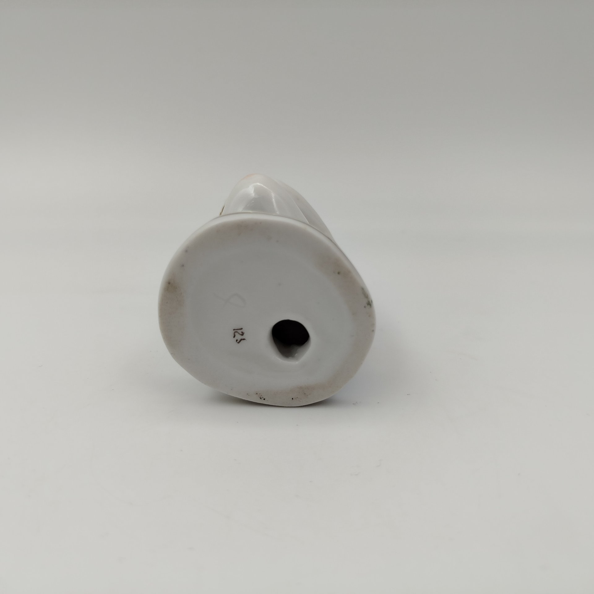 Статуэтка "Мальчик с виноградом" из серии "Счастливое детство", скульптор Г.С. Столбова, художник Е.Н. Лупанова, фарфор, роспись, золочение, Ленинградский фарфоровый завод (ЛФЗ), СССР, 1950-1960 гг.