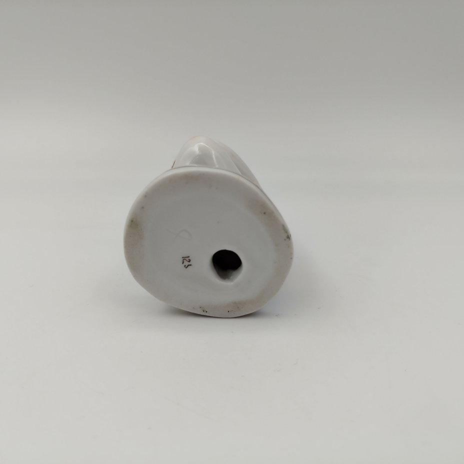 Статуэтка "Мальчик с виноградом" из серии "Счастливое детство", скульптор Г.С. Столбова, художник Е.Н. Лупанова, фарфор, роспись, золочение, Ленинградский фарфоровый завод (ЛФЗ), СССР, 1950-1960 гг.