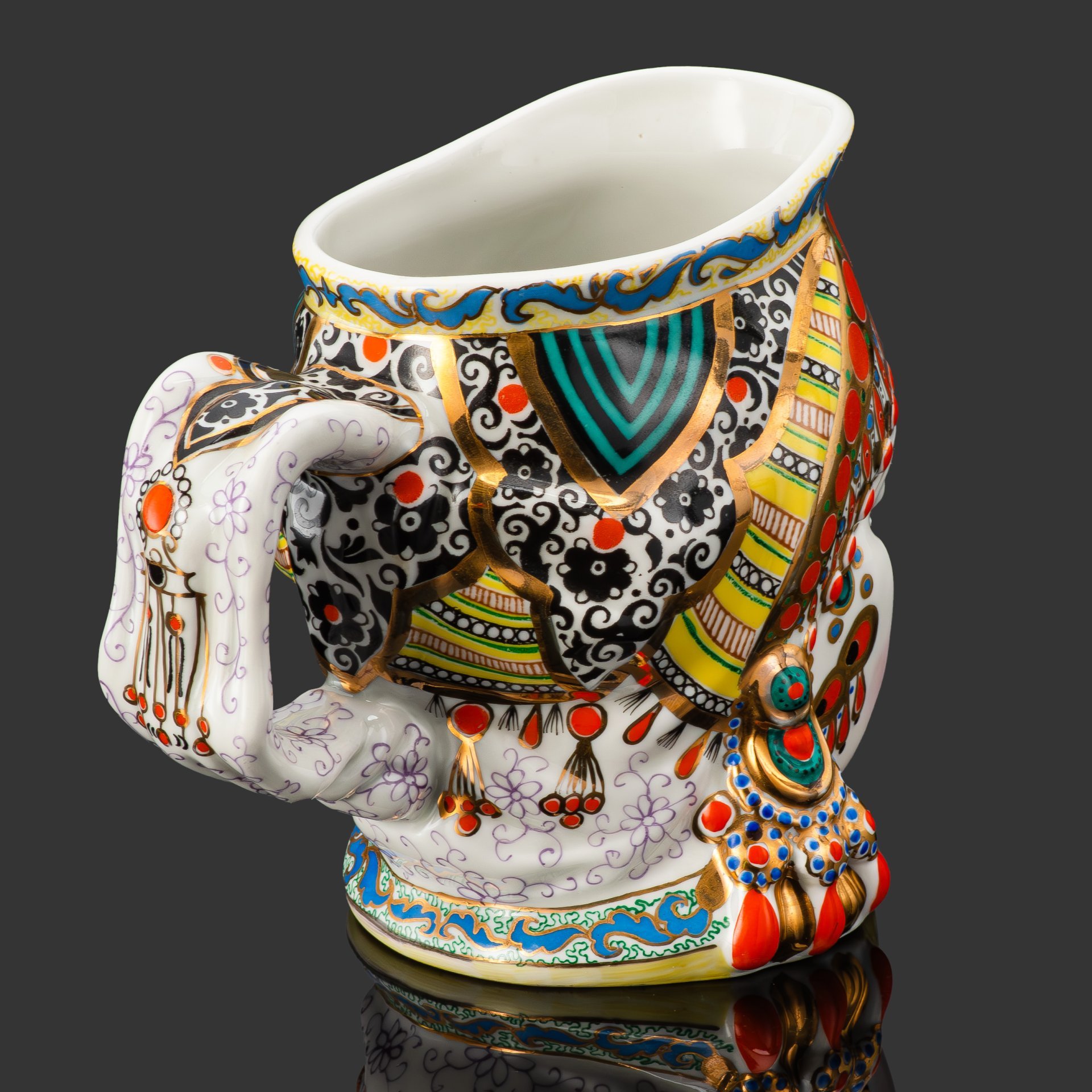 Кружка декоративная "Молоко", скульптор Данько Н.Я., художник Воробьевский А.В., Ленинградский фарфоровый завод (ЛФЗ)