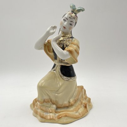 Статуэтка "Казахский танец", скульптор О.С. Артамонова, фарфор, роспись, золочение, Дмитровский фарфоровый завод (ДФЗ Вербилки), СССР, 1954-1965 гг.