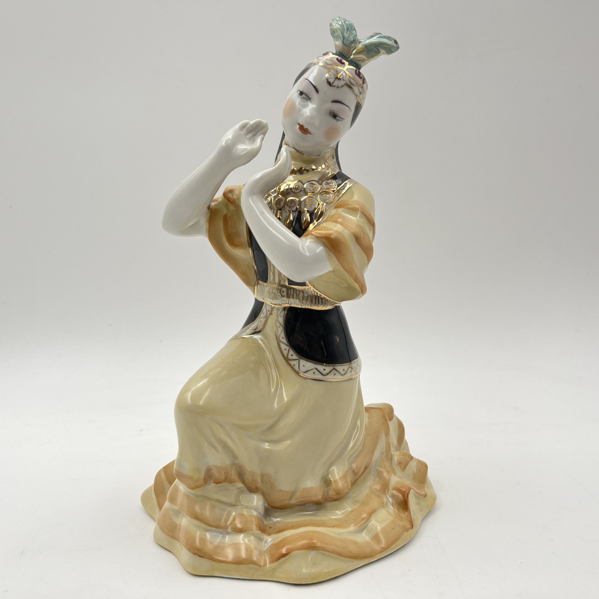 Статуэтка "Казахский танец", скульптор О.С. Артамонова, фарфор, роспись, золочение, Дмитровский фарфоровый завод (ДФЗ Вербилки), СССР, 1954-1965 гг.