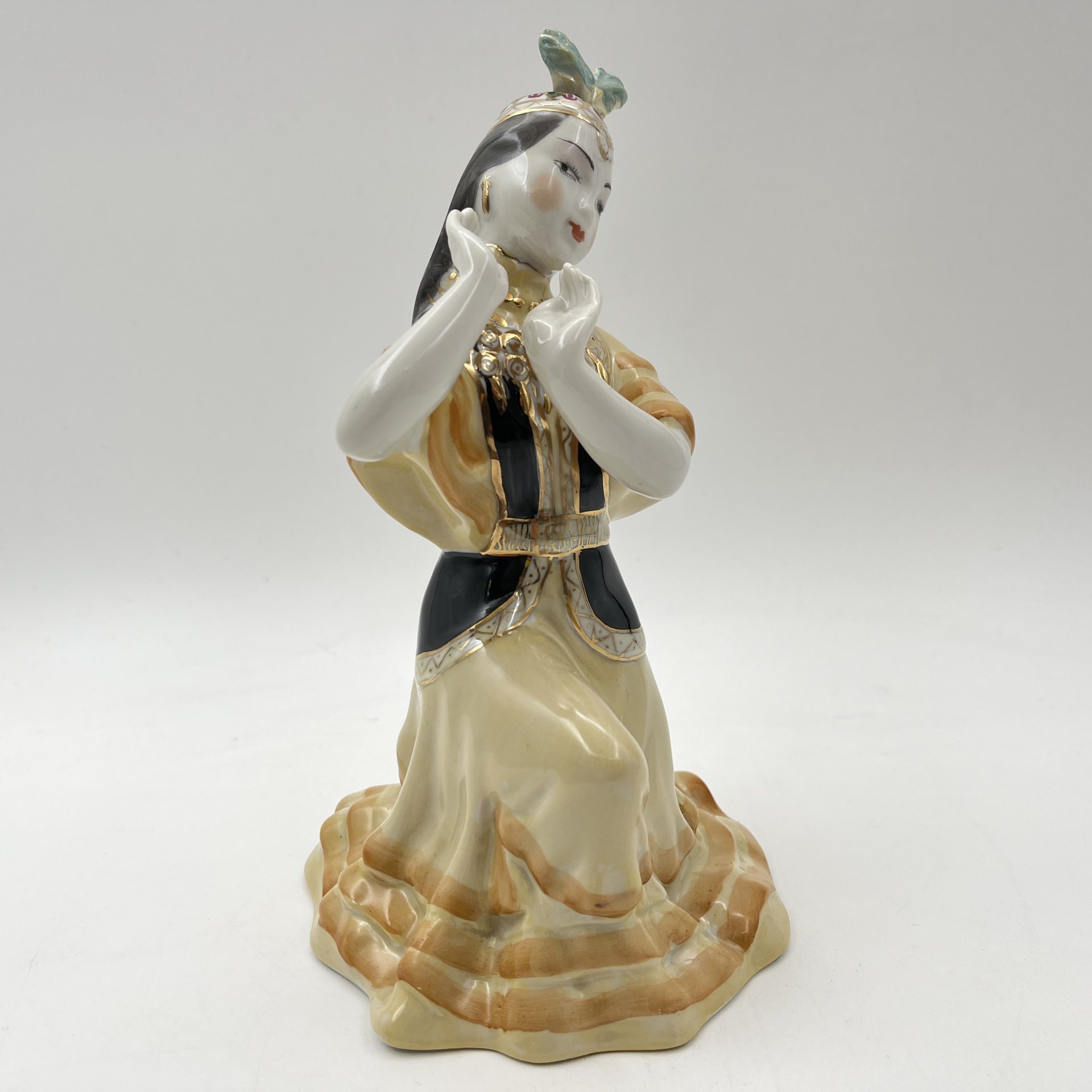 Статуэтка "Казахский танец", скульптор О.С. Артамонова, фарфор, роспись, золочение, Дмитровский фарфоровый завод (ДФЗ Вербилки), СССР, 1954-1965 гг.