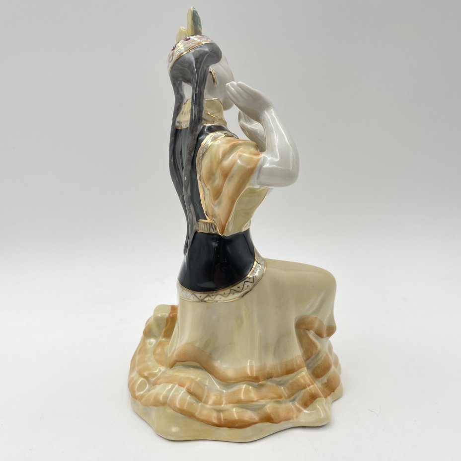 Статуэтка "Казахский танец", скульптор О.С. Артамонова, фарфор, роспись, золочение, Дмитровский фарфоровый завод (ДФЗ Вербилки), СССР, 1954-1965 гг.