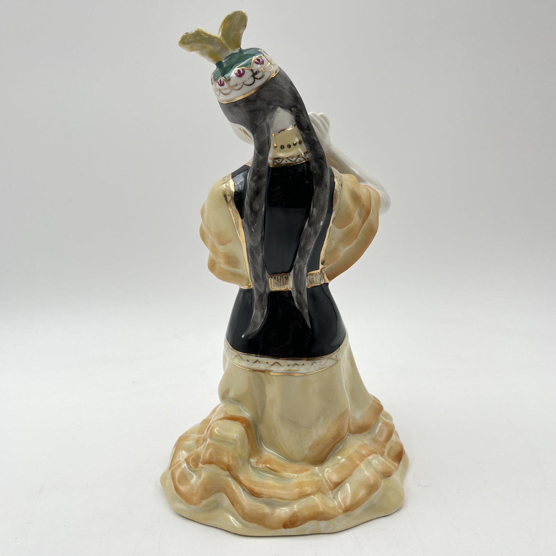 Статуэтка "Казахский танец", скульптор О.С. Артамонова, фарфор, роспись, золочение, Дмитровский фарфоровый завод (ДФЗ Вербилки), СССР, 1954-1965 гг.