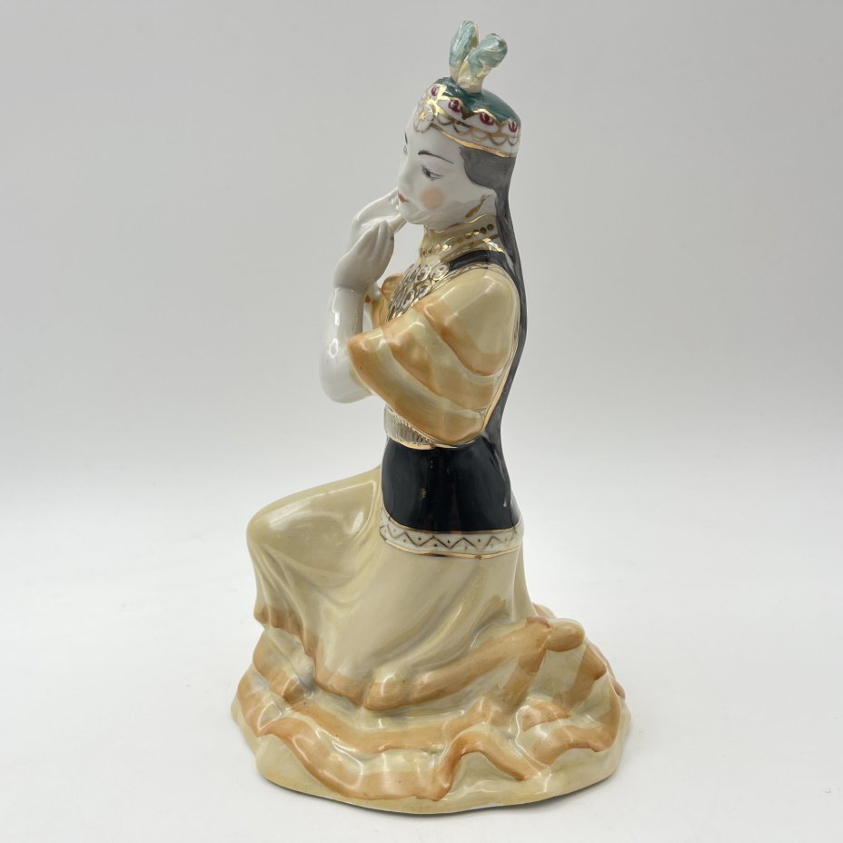 Статуэтка "Казахский танец", скульптор О.С. Артамонова, фарфор, роспись, золочение, Дмитровский фарфоровый завод (ДФЗ Вербилки), СССР, 1954-1965 гг.