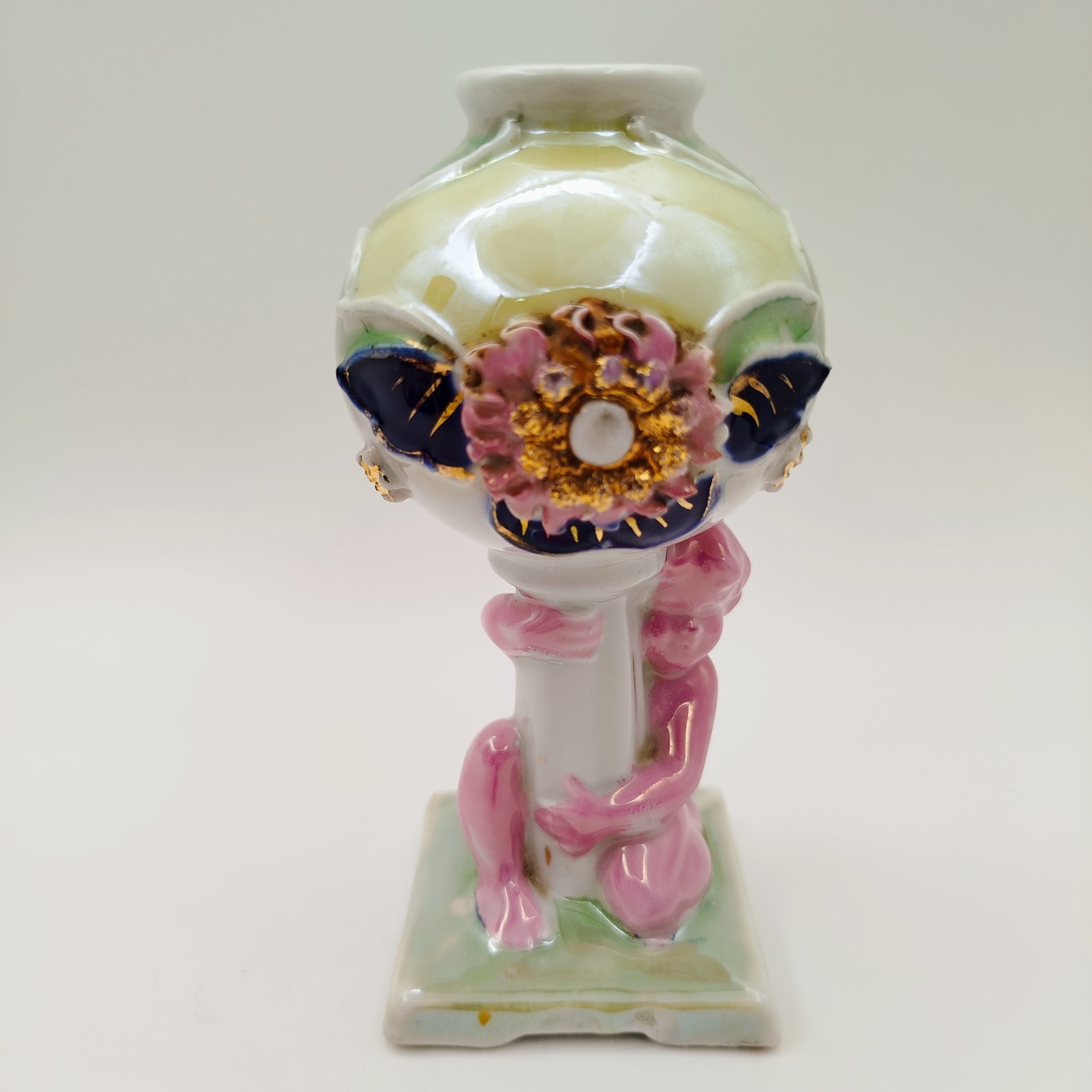 Ваза в виде садовой колонны с путти, фарфор, люстр, золочение, Западная Европа, 1950-1980 гг.