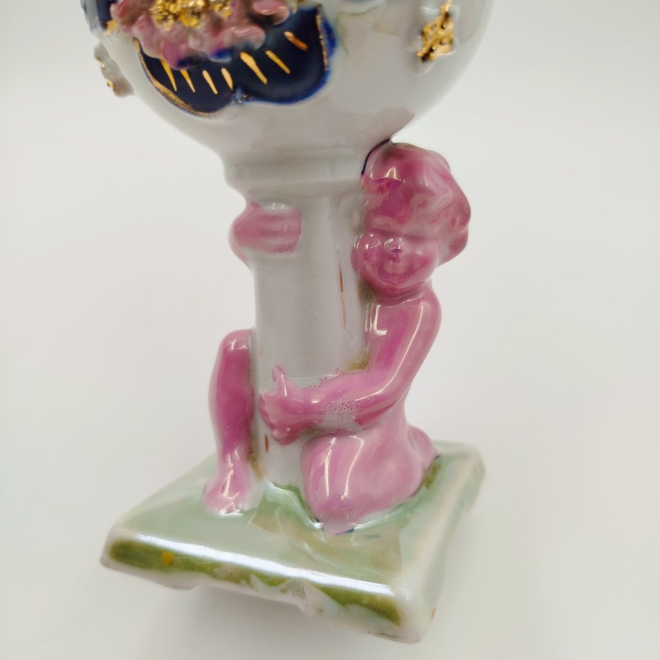 Ваза в виде садовой колонны с путти