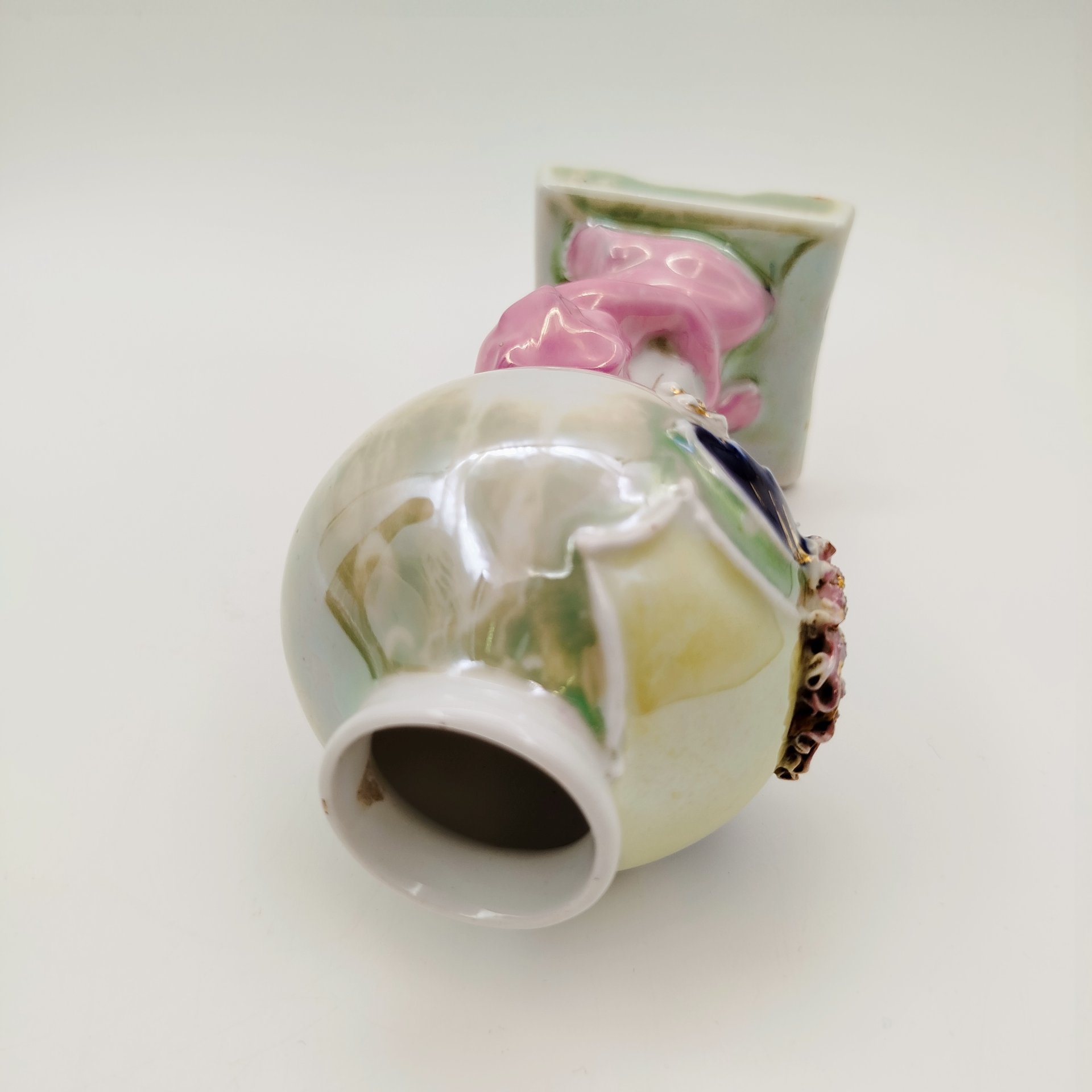 Ваза в виде садовой колонны с путти, фарфор, люстр, золочение, Западная Европа, 1950-1980 гг.