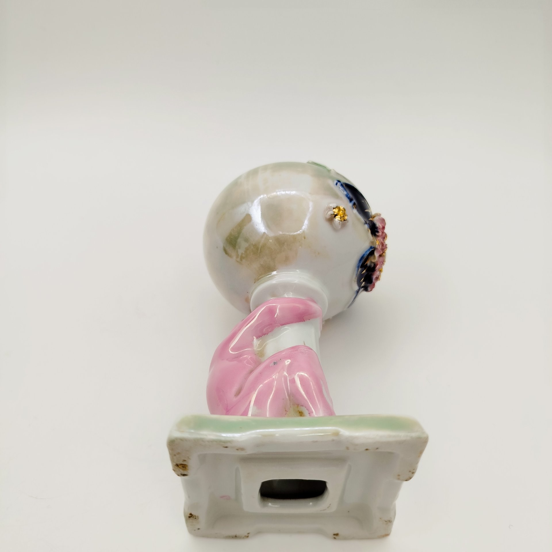 Ваза в виде садовой колонны с путти, фарфор, люстр, золочение, Западная Европа, 1950-1980 гг.