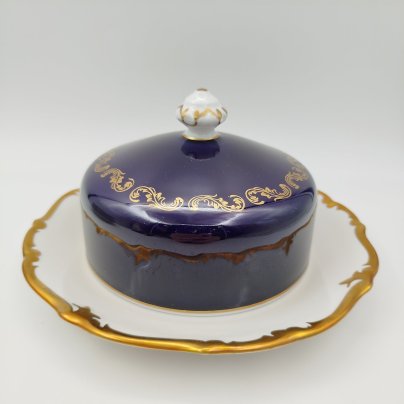 Масленка с рельефным бортом и цветочным декором