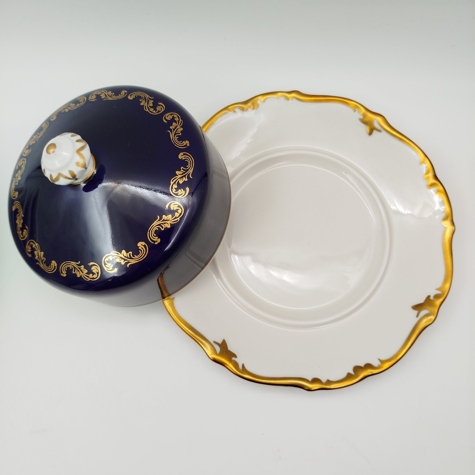 Масленка с рельефным бортом и цветочным декором