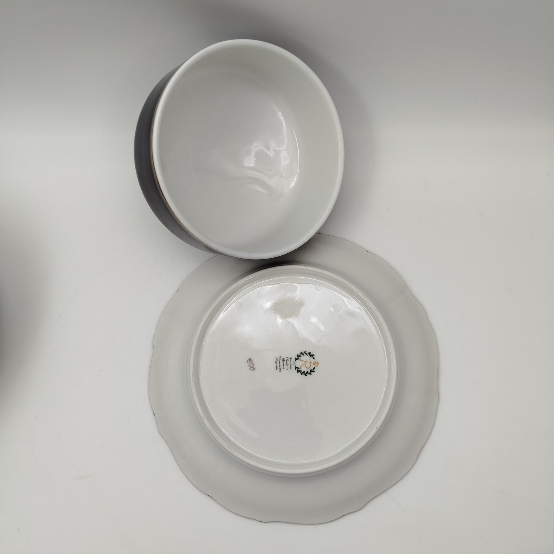 Масленка с рельефным бортом и цветочным декором