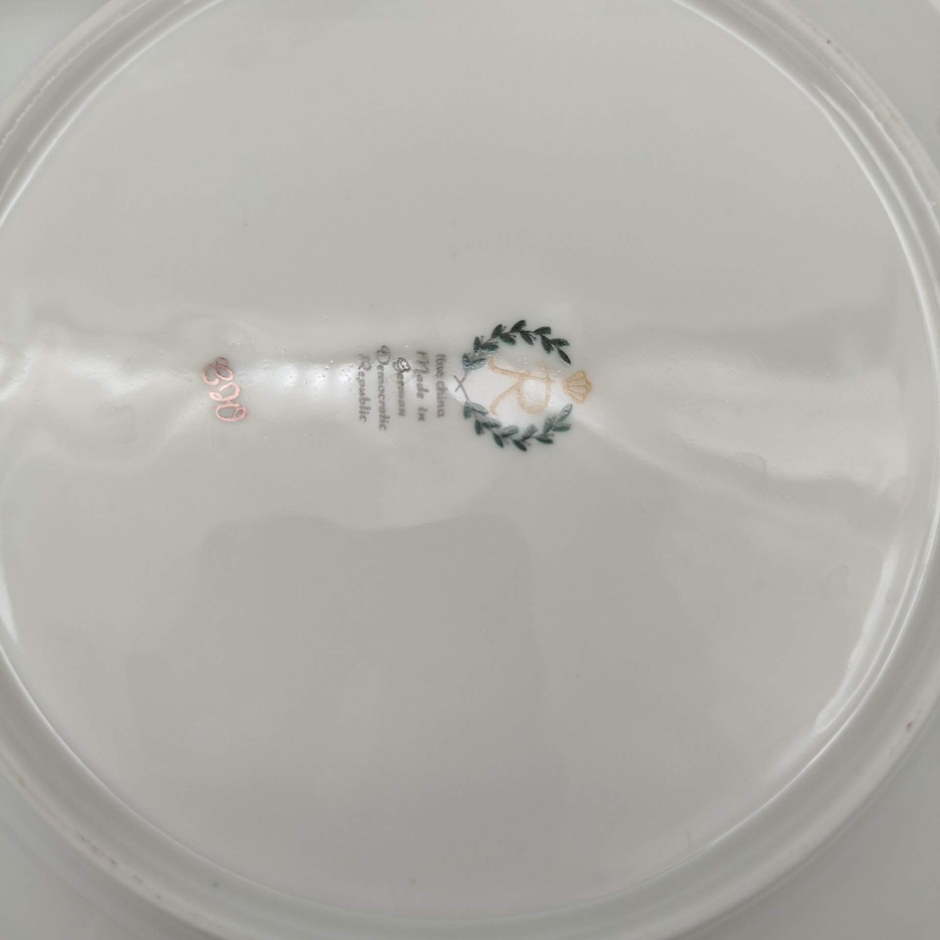 Масленка с рельефным бортом и цветочным декором