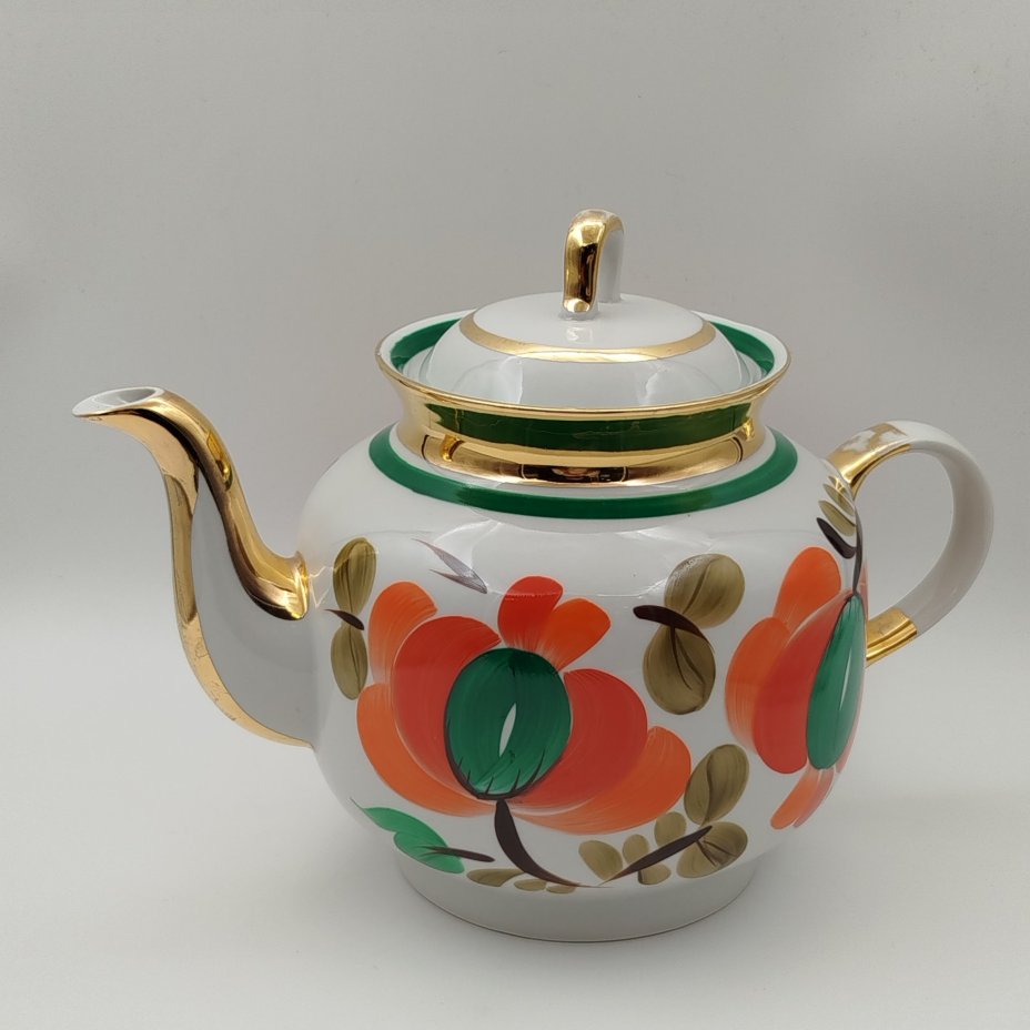 Чайник доливной, украшенный цветочным декором, фарфор, роспись, золочение, Краснодарский фарфорово-фаянсовый завод «Чайка», СССР, 1960-1992 гг.