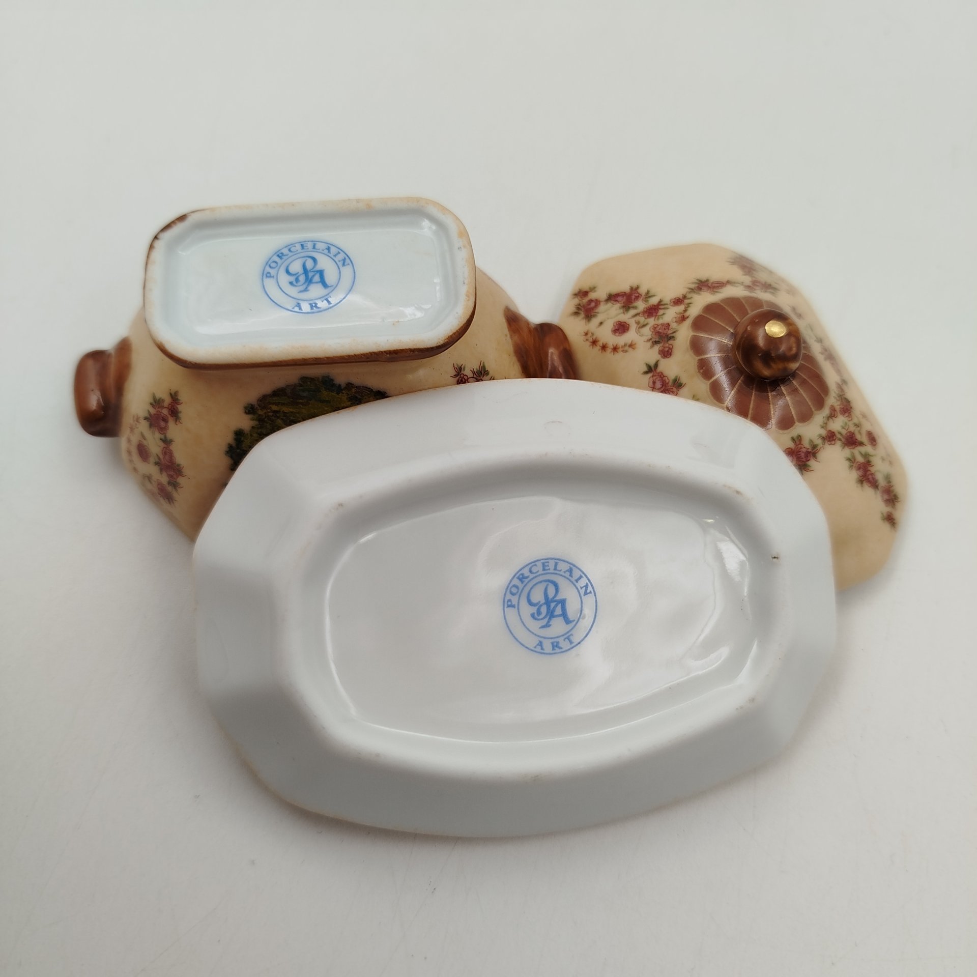 Солонка в виде супницы (миниатюрная) "Галантная сцена", "Porcelain Art", фарфор, деколь, Европа, 1970-2000 гг.