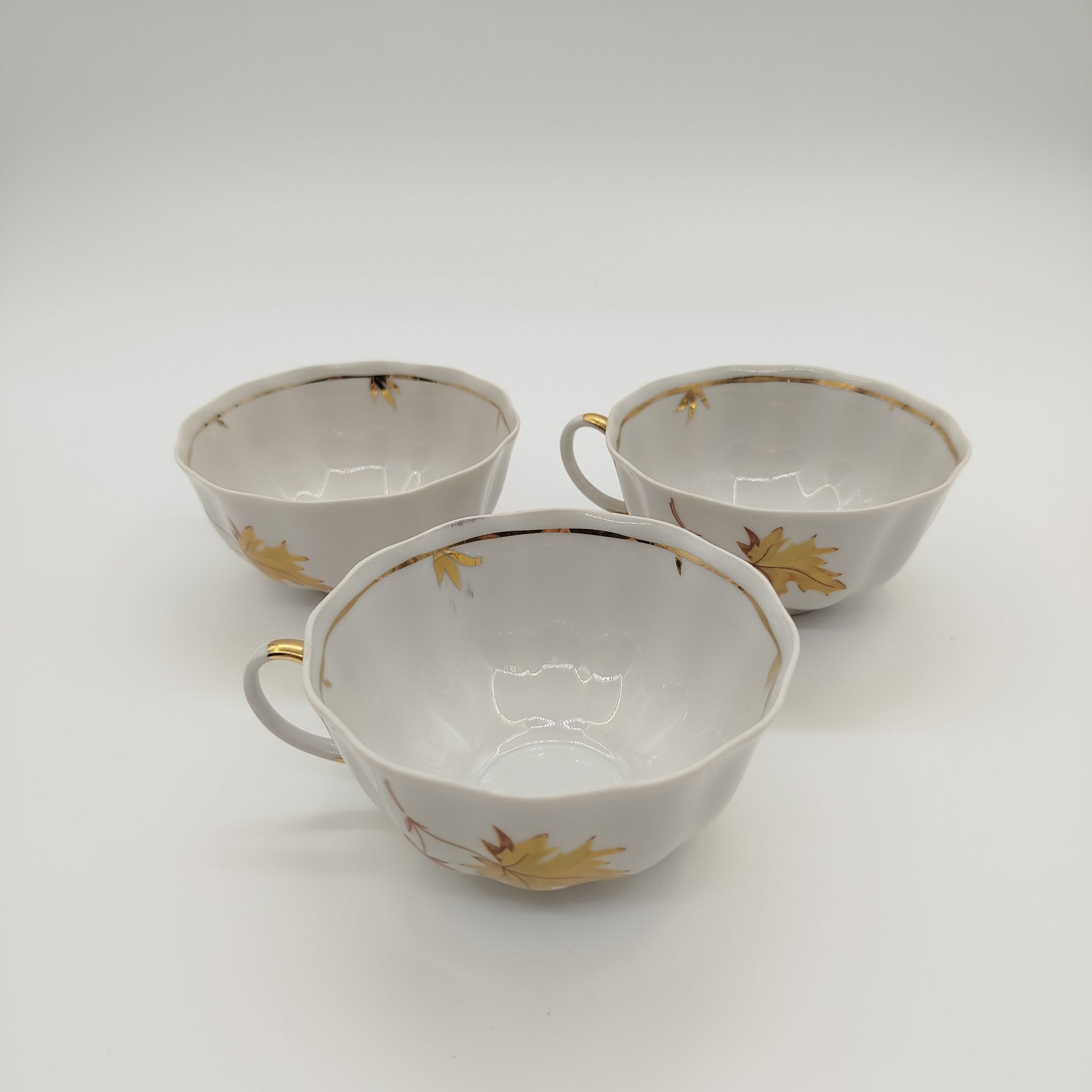 Набор из трех чайный чашек из сервиза "Кленовый листок", фарфор, деколь, золочение, Дулевский фарфоровый завод (Дулёво), Россия, 2002 г.