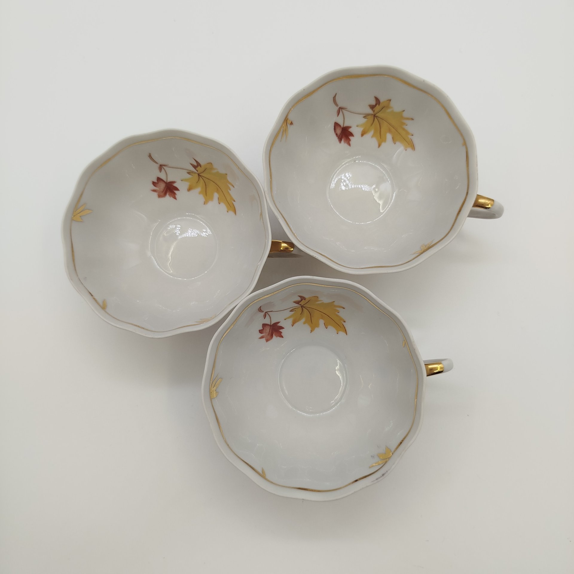Набор из трех чайный чашек из сервиза "Кленовый листок", фарфор, деколь, золочение, Дулевский фарфоровый завод (Дулёво), Россия, 2002 г.