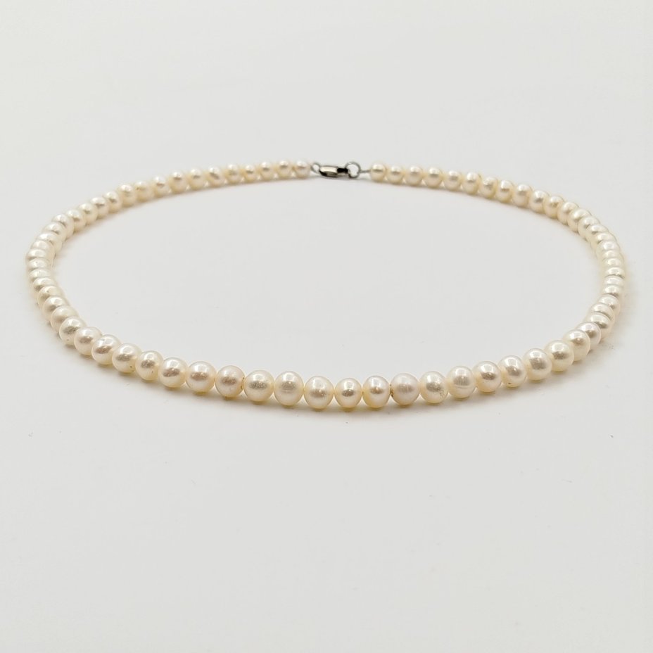 Бусы с круглыми бусинами и замком-карабином