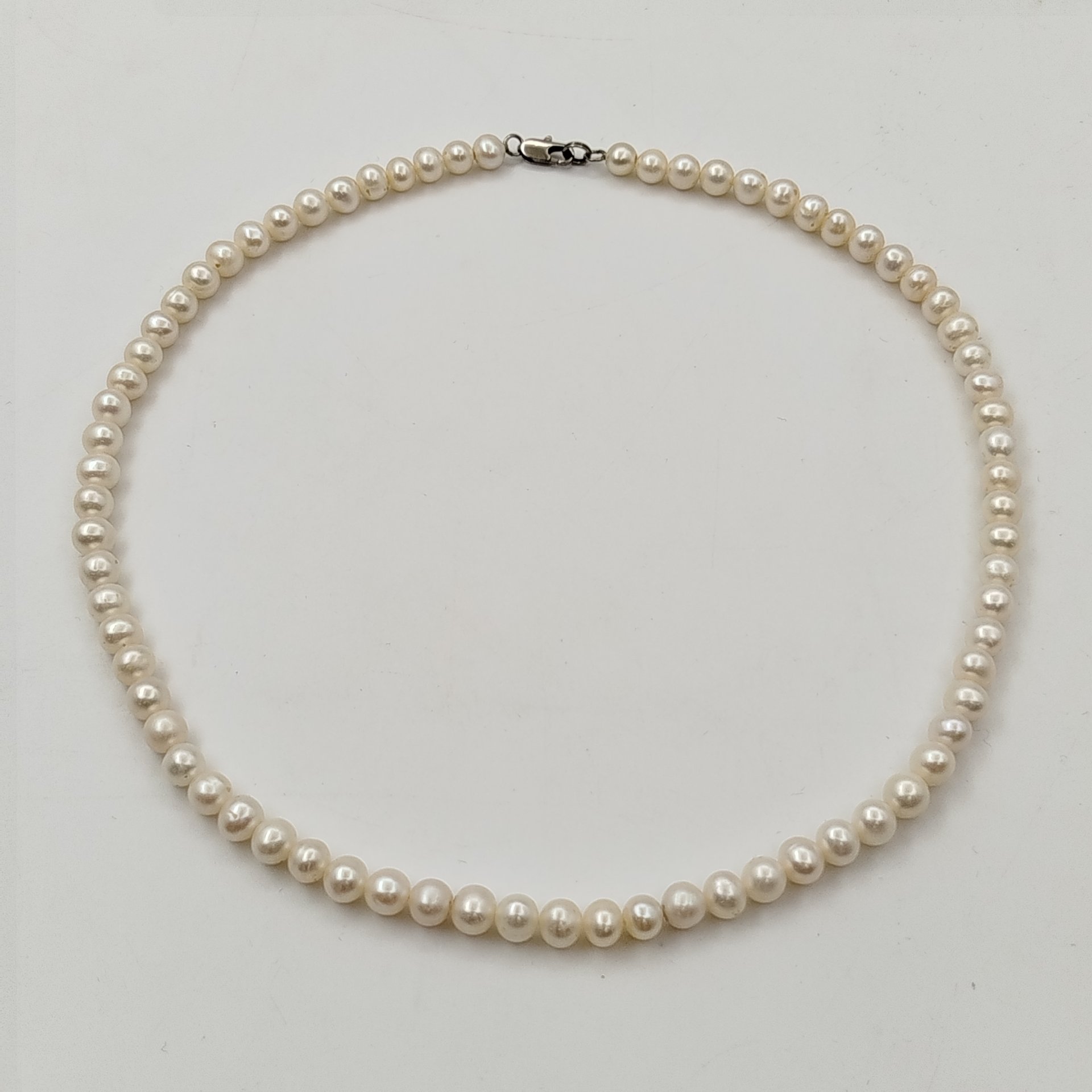 Бусы с круглыми бусинами и замком-карабином