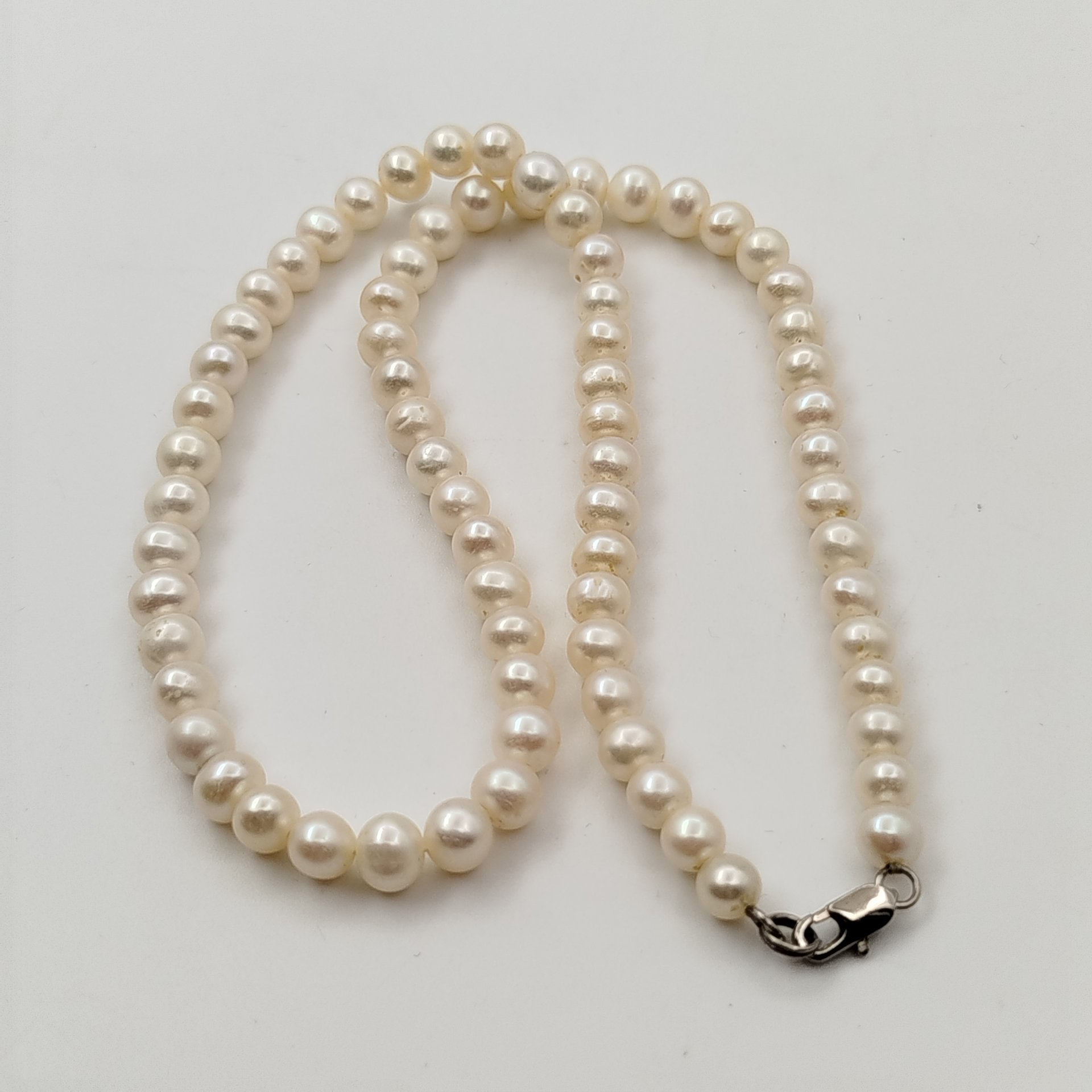 Бусы с круглыми бусинами и замком-карабином