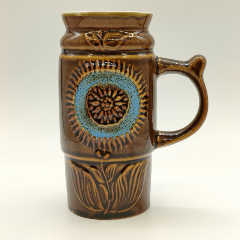 Кружка пивная с рельефным цветочным декором, керамика, цветные поливы, Московский завод «Изолятор», СССР, 1970-1990 гг.