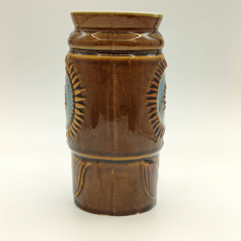 Кружка пивная с рельефным цветочным декором, керамика, цветные поливы, Московский завод «Изолятор», СССР, 1970-1990 гг.