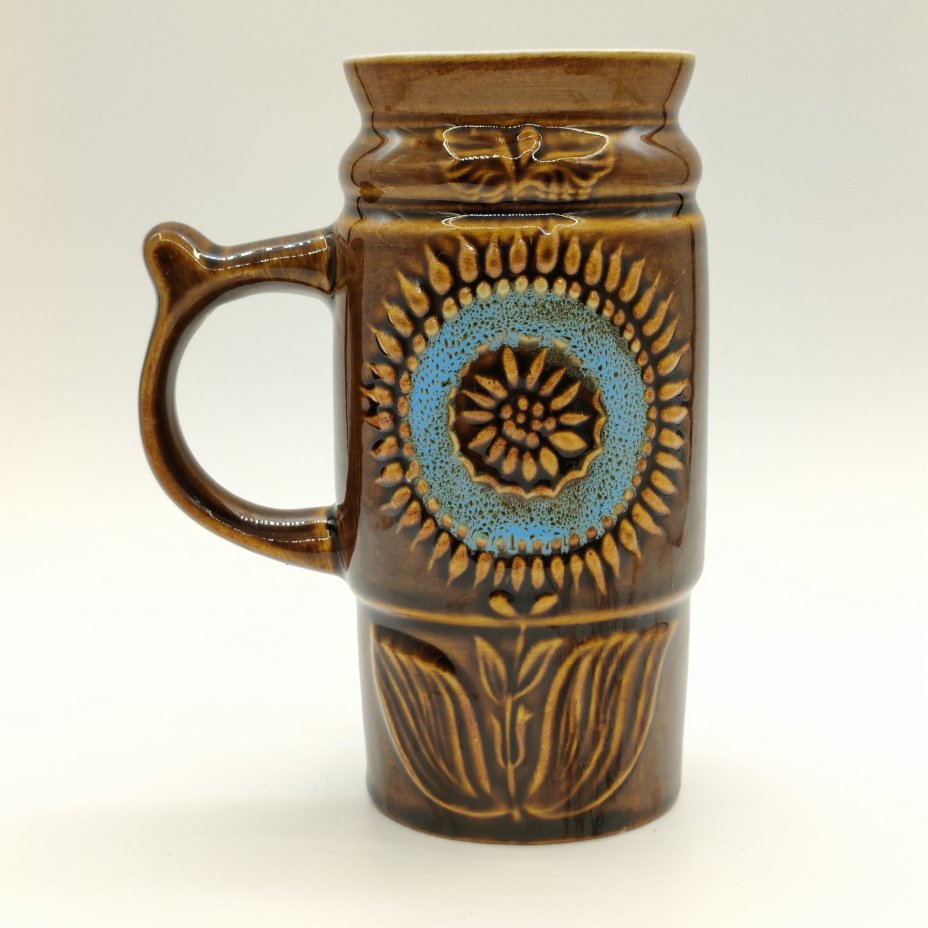 Кружка пивная с рельефным цветочным декором, керамика, цветные поливы, Московский завод «Изолятор», СССР, 1970-1990 гг.