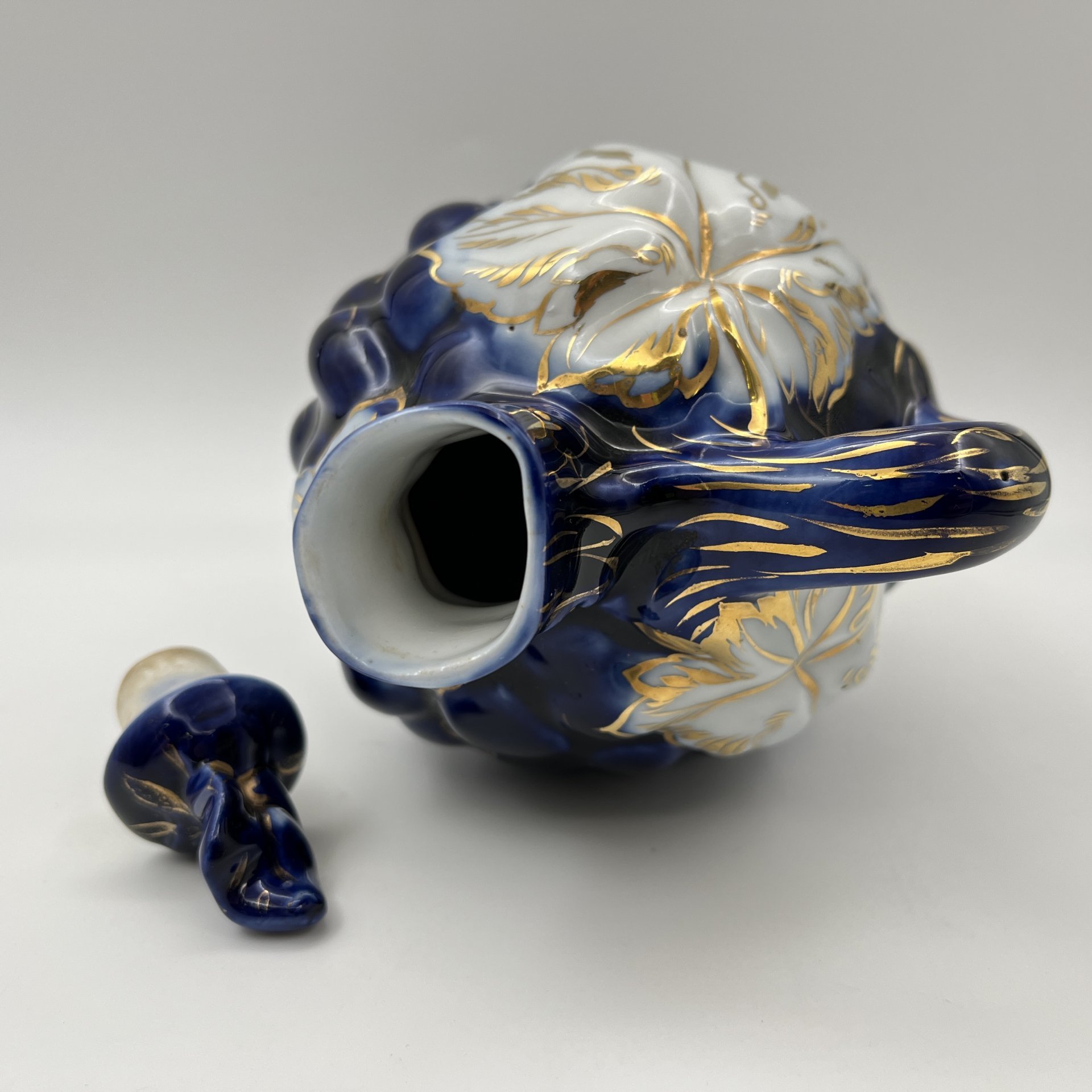 Штоф "Виноград" с фигурным туловом