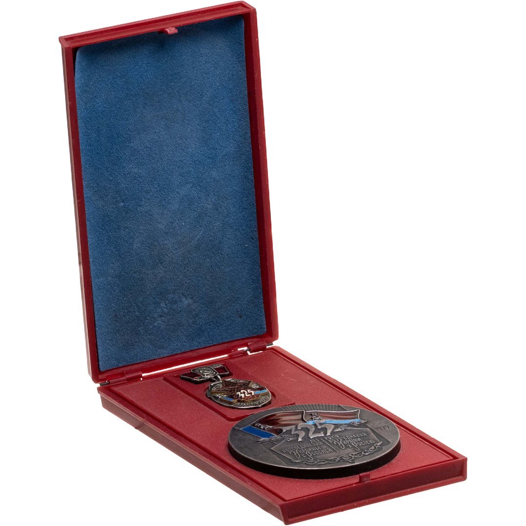 Комплект из памятного знака и настольной медали в честь 325-летия Воссоединения Украины с Россией в оригинальном футляре, медальер Ю.И. Яроменок, томпак