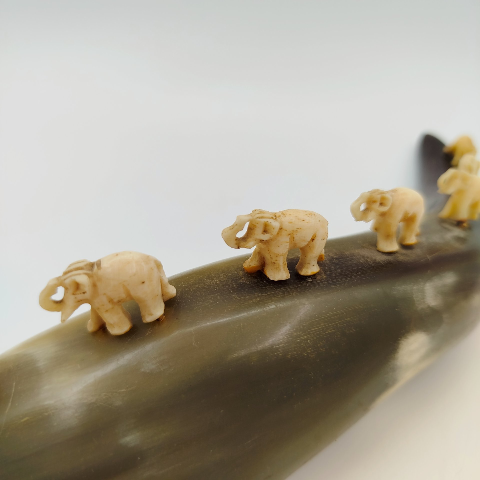 Настольный декор "Слоны", рог, кость, резьба, СССР, 1970-1990 гг.