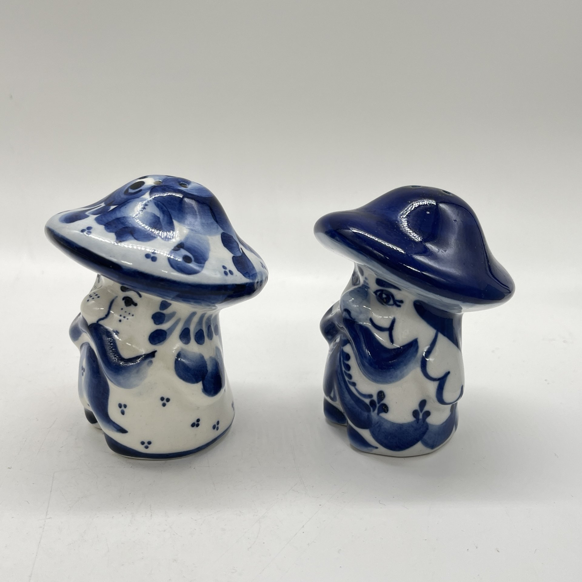 Набор для специй "Старичок-боровичок" из солонки и перечницы (подбор), Гжель, фарфор, роспись, Россия, 1990-2010 гг.