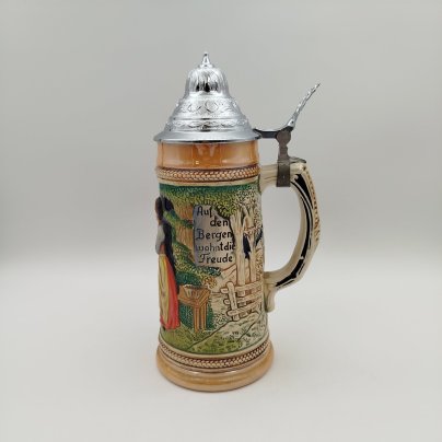 Кружка пивная с крышкой , украшенная сценой флирта, керамика, рельеф, люстр, крышка - сплав металлов, Marzi & Remy, Германия, 1960-1990 гг., Marzi & Remy
