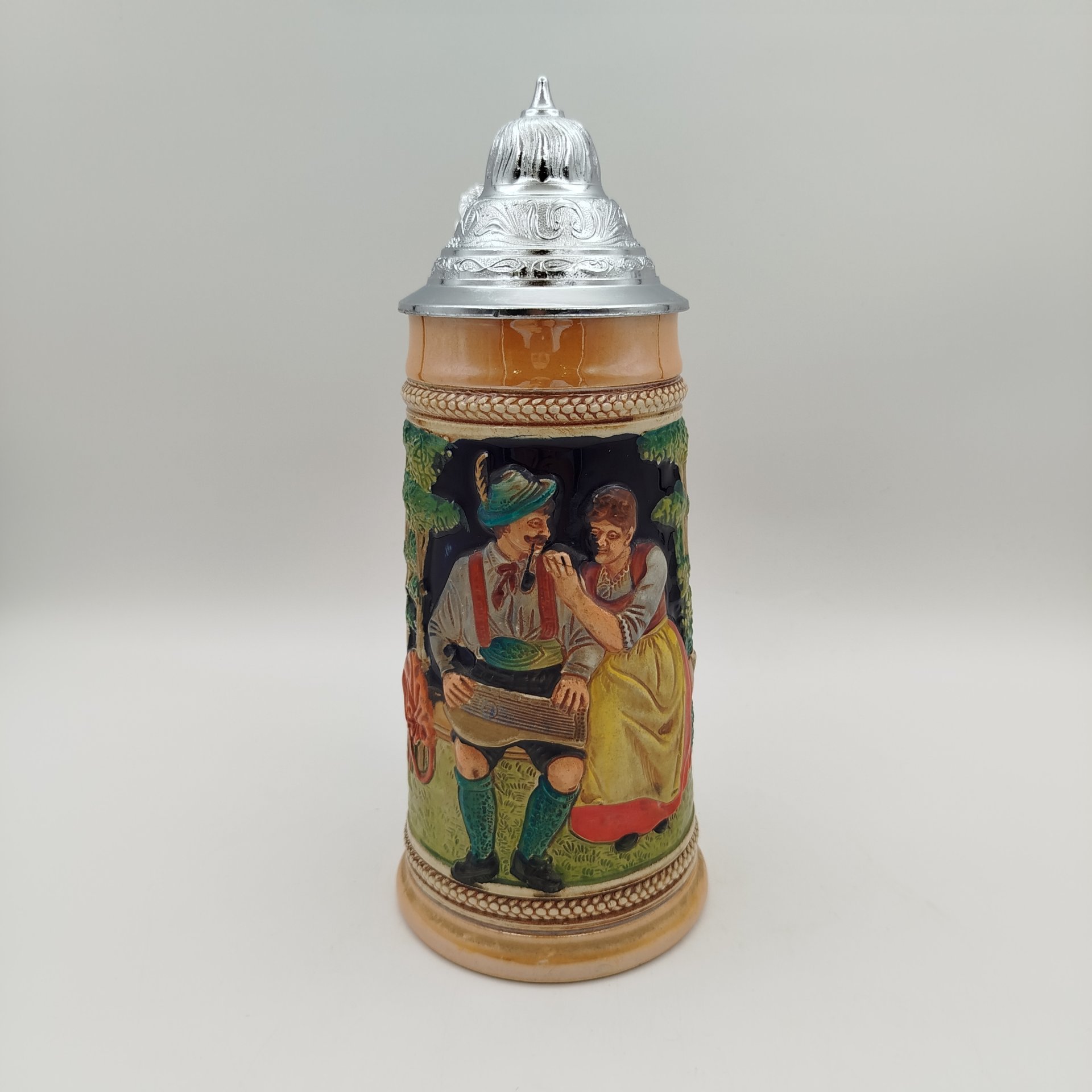 Кружка пивная с крышкой , украшенная сценой флирта, керамика, рельеф, люстр, крышка - сплав металлов, Marzi & Remy, Германия, 1960-1990 гг., Marzi & Remy