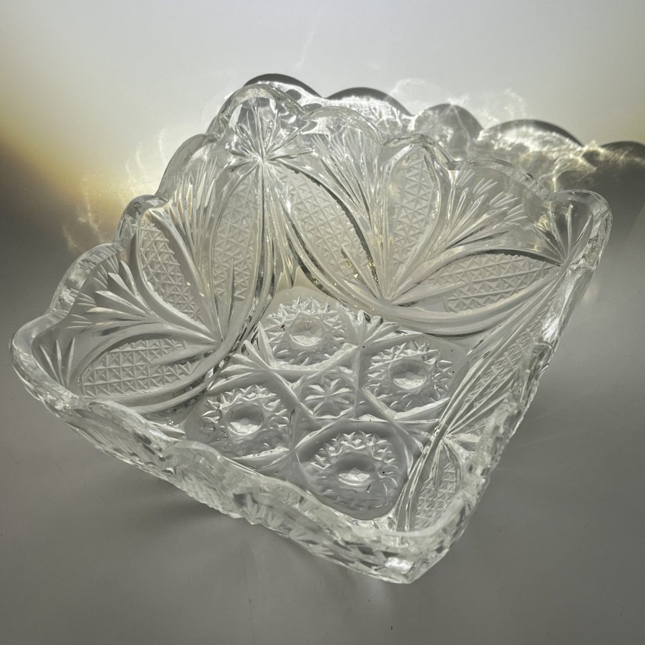 Салатник квадратной формы с резным растительным декором