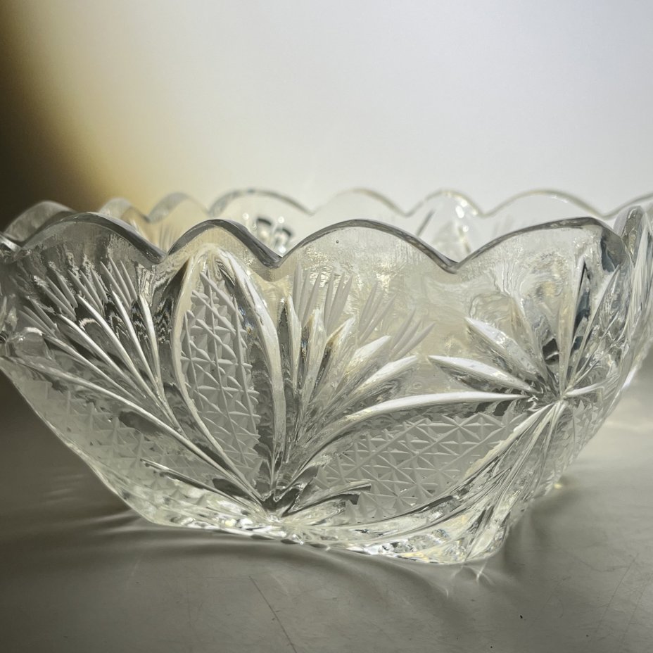 Салатник квадратной формы с резным растительным декором