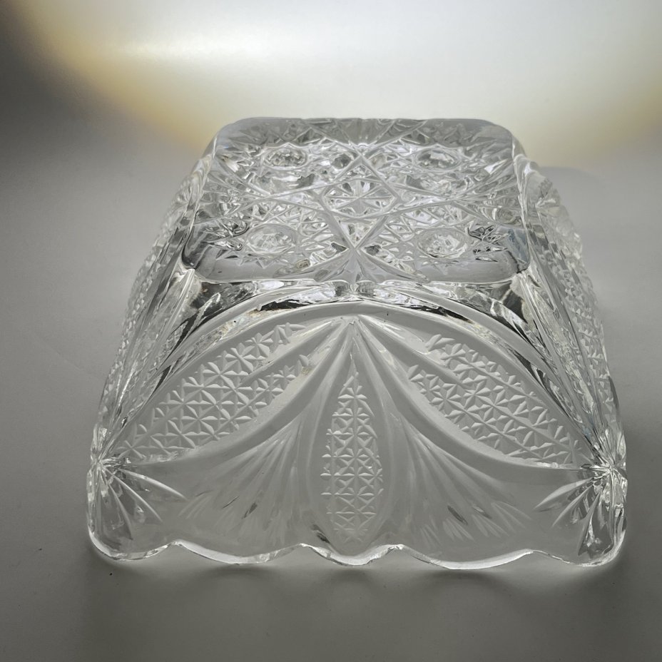 Салатник квадратной формы с резным растительным декором