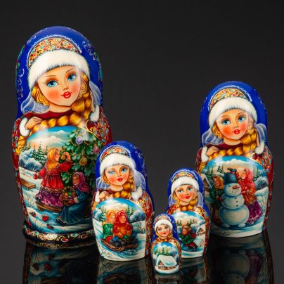 Матрешка "Русская зима. Новый год" (5 мест), автор росписи С.А. Лонченкова, дерево, лак, роспись, золочение, Российская Федерация, 2025 г.