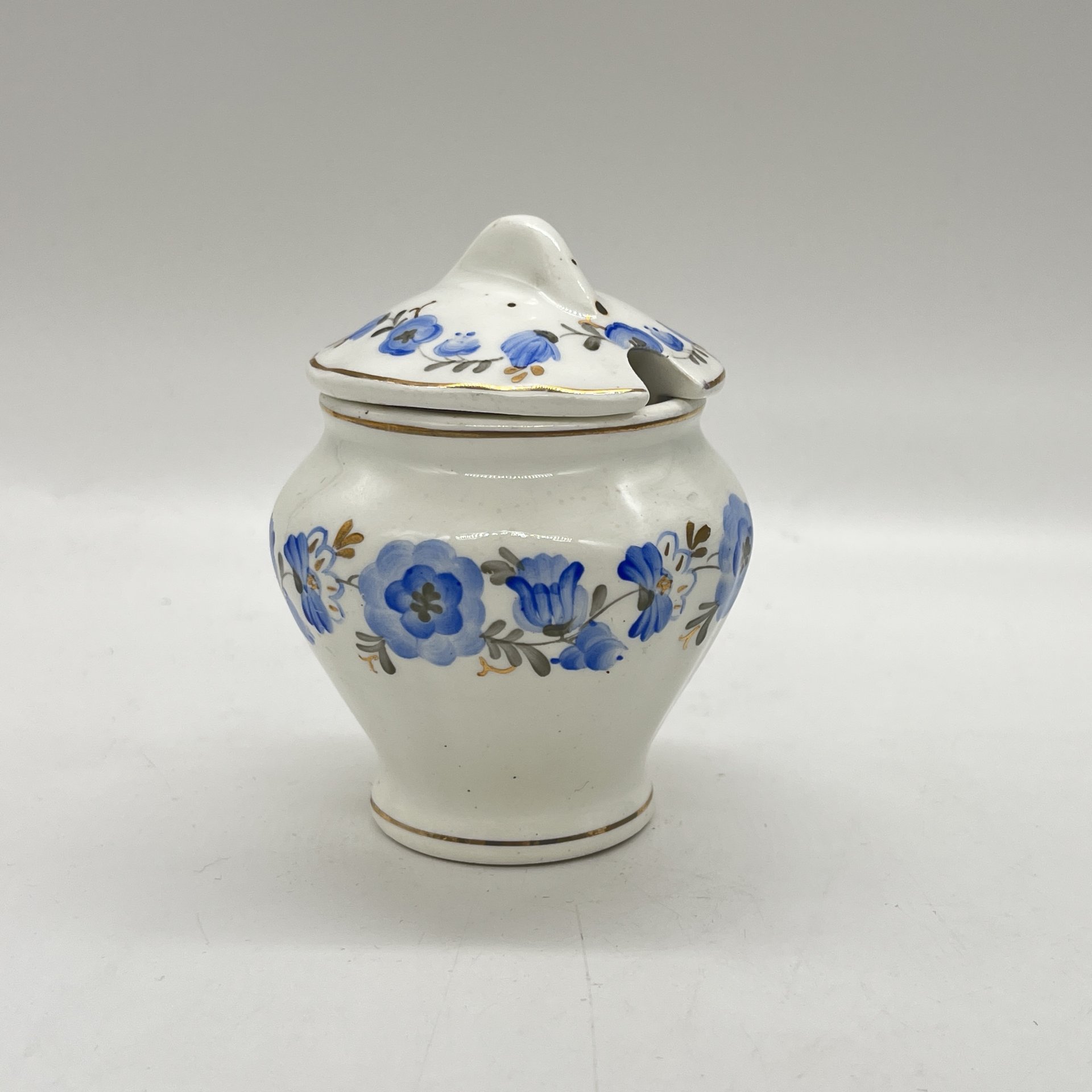 Солонка с расписным цветочным декором, фаянс, роспись, Конаковский фаянсовый завод им. М.И. Калинина (ЗиК Конаково), СССР, 1952-1962 гг.