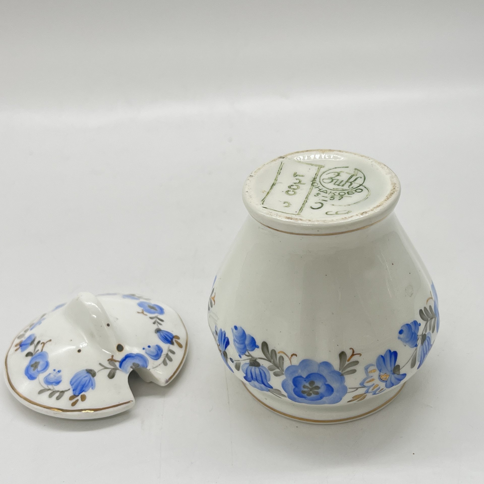 Солонка с расписным цветочным декором, фаянс, роспись, Конаковский фаянсовый завод им. М.И. Калинина (ЗиК Конаково), СССР, 1952-1962 гг.