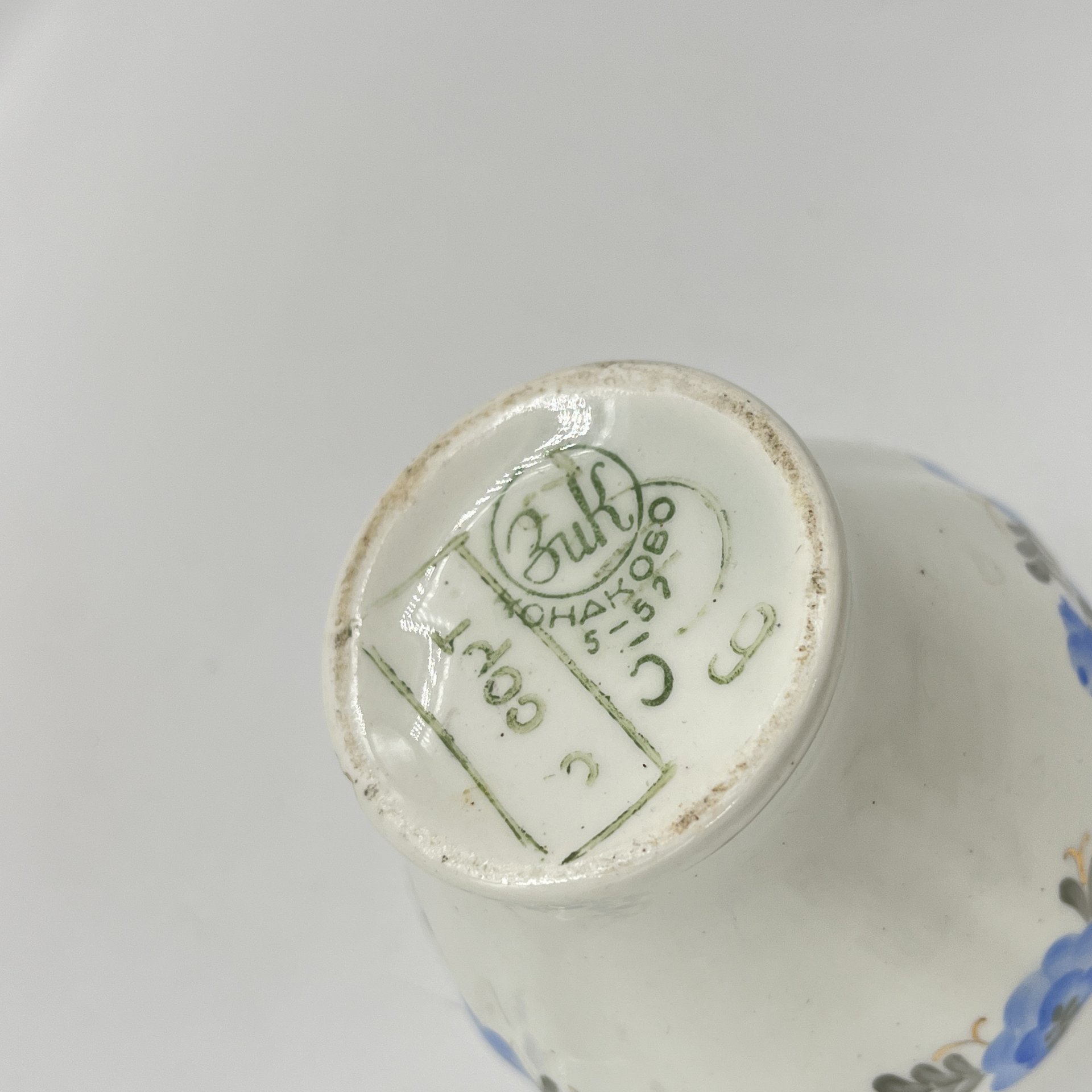 Солонка с расписным цветочным декором, фаянс, роспись, Конаковский фаянсовый завод им. М.И. Калинина (ЗиК Конаково), СССР, 1952-1962 гг.