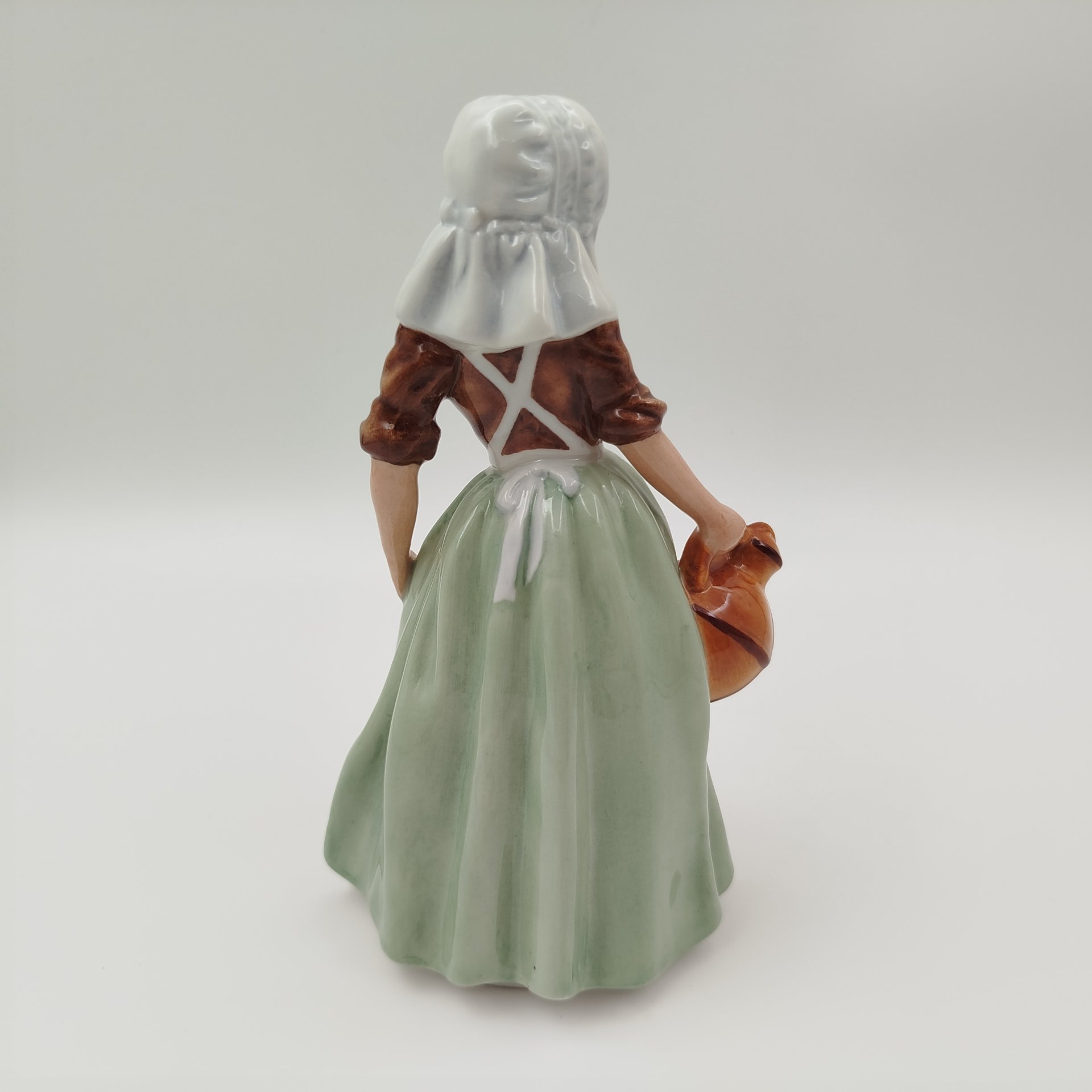 Статуэтка "Доярка (The milkmaid)", фарфор, роспись, Royal Doulton, Великобритания, 1949 г.