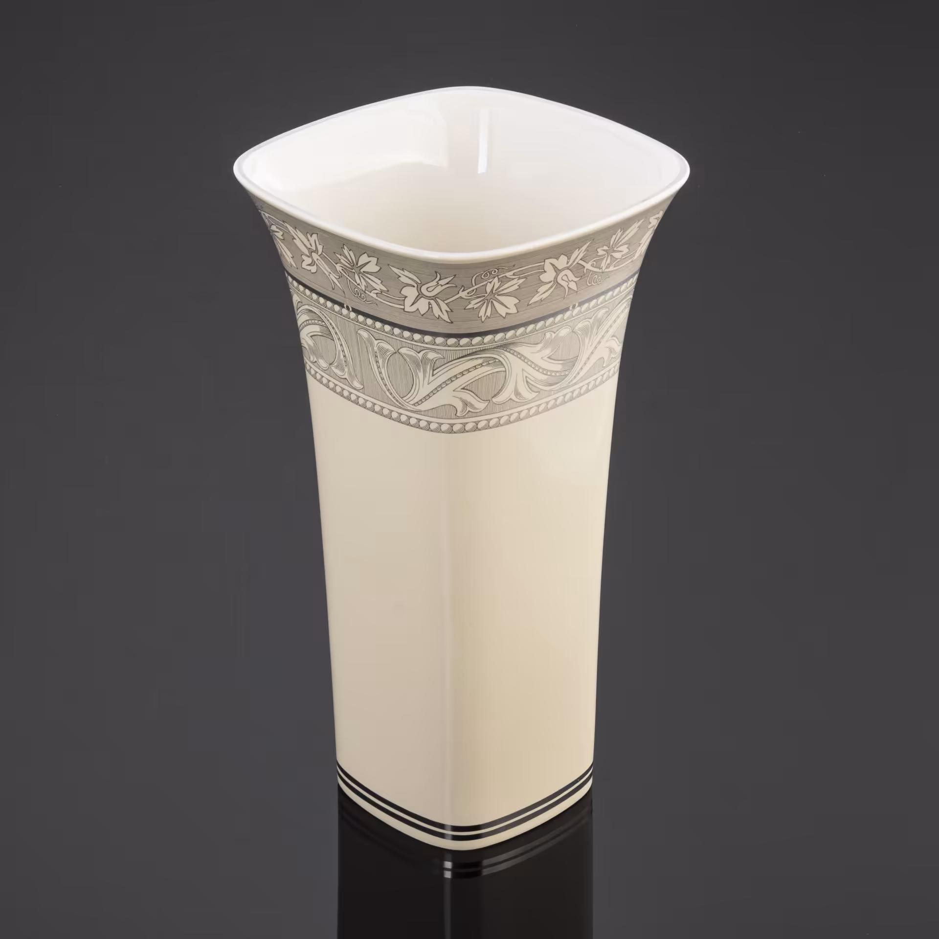 Ваза с растительным декором, Wedgwood