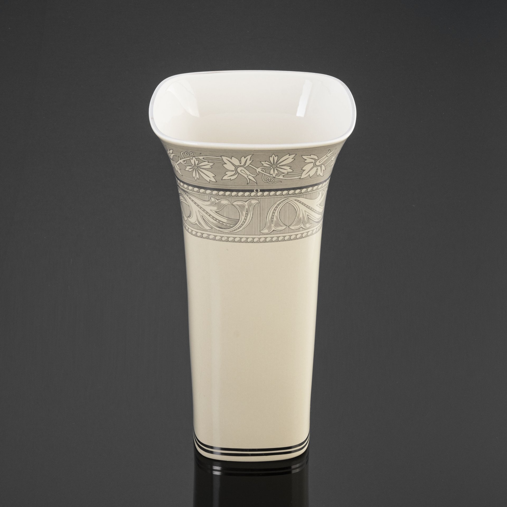 Ваза с растительным декором, Wedgwood
