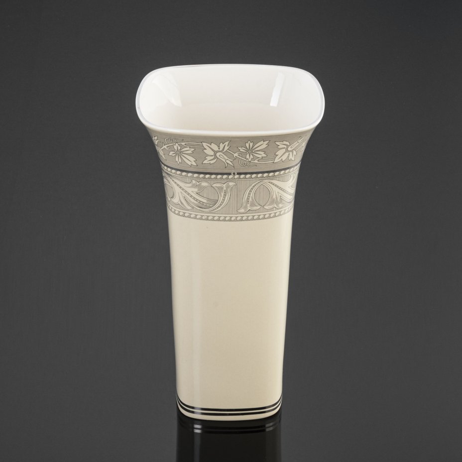 Ваза с растительным декором, Wedgwood