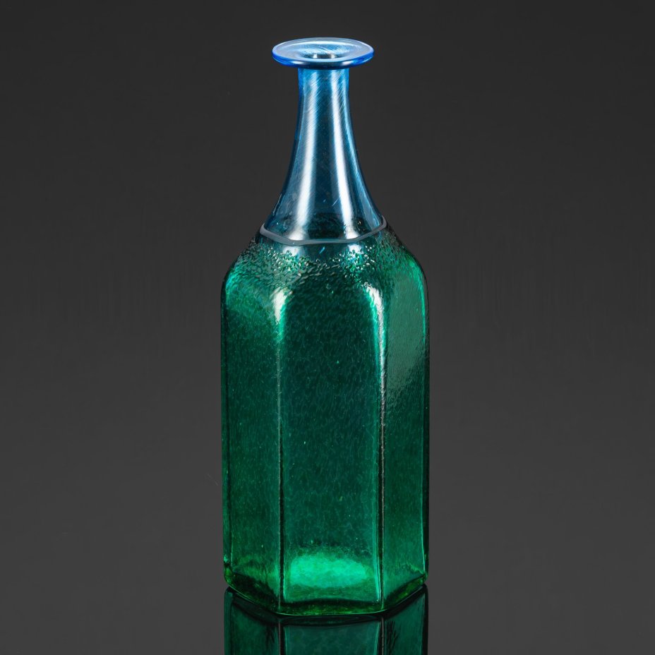 [авторская подпись] Ваза в форме бутылки с широкими гранями в зеленовато-голубых оттенках, дизайнер Bertil Vallien, стекольный завод Коста-Бода, стекло, вплавление стеклянной крошки, Швеция, 1960-1980 гг.