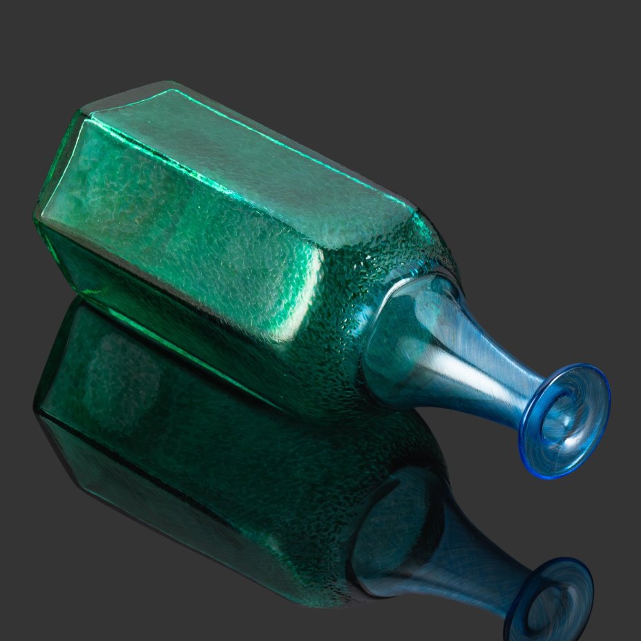 [авторская подпись] Ваза в форме бутылки с широкими гранями в зеленовато-голубых оттенках, дизайнер Bertil Vallien, стекольный завод Коста-Бода