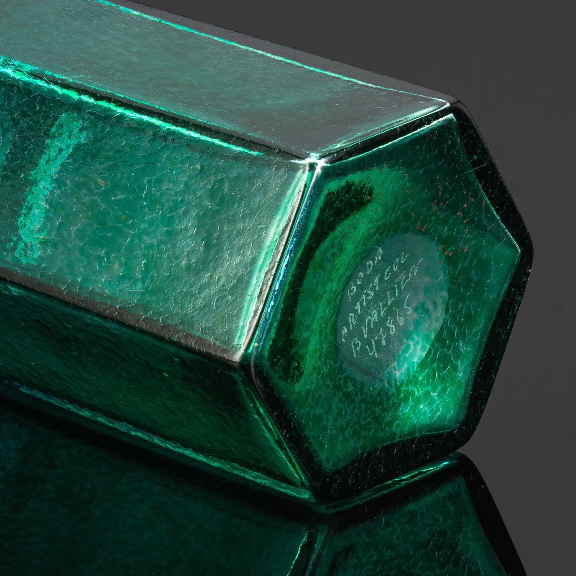 [авторская подпись] Ваза в форме бутылки с широкими гранями в зеленовато-голубых оттенках, дизайнер Bertil Vallien, стекольный завод Коста-Бода, стекло, вплавление стеклянной крошки, Швеция, 1960-1980 гг.