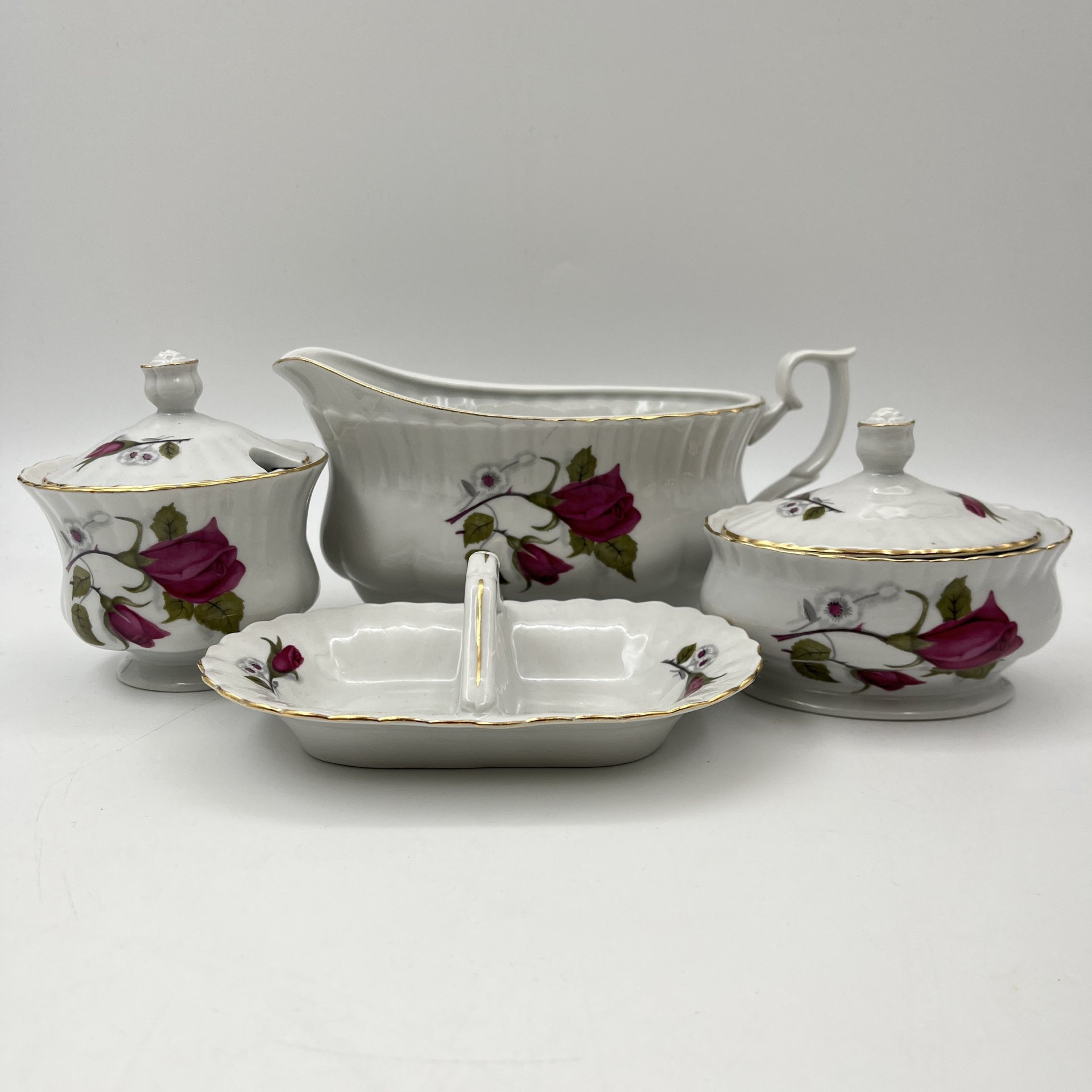 Набор для сервировки стола (4 предмета), украшенный изображением розы